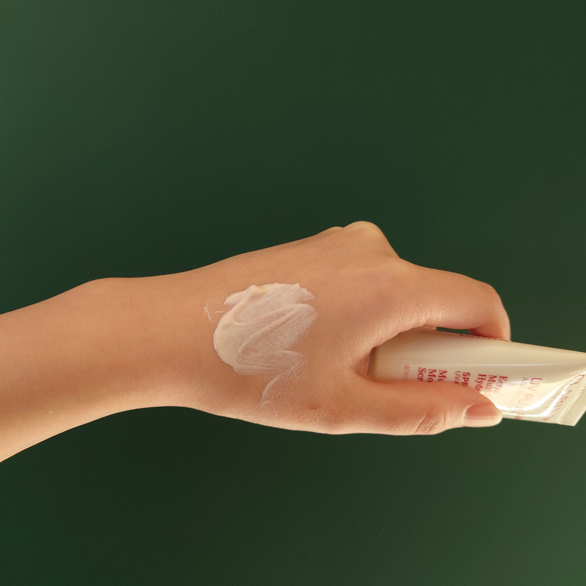 UVプラス 5P モイスチャライジング マルチ デイ スクリーン/CLARINS/日焼け止めミルクを使ったクチコミ（3枚目）