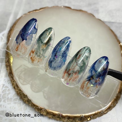 ⋆͛🦖⋆͛aomi on LIPS 「インクとメタリックなやつ(名前わからん)使ってニュアンスネイル..」(6枚目)