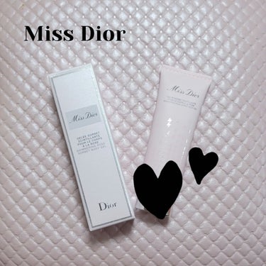 こんにちはひろです😃

Diorのミスディオールシマリングローズボディジェルを紹介します。

出してみるとピンクのジェルでキラキラ細かいラメが入ってます。
香りはMissDiorの香りでローズの香りがし