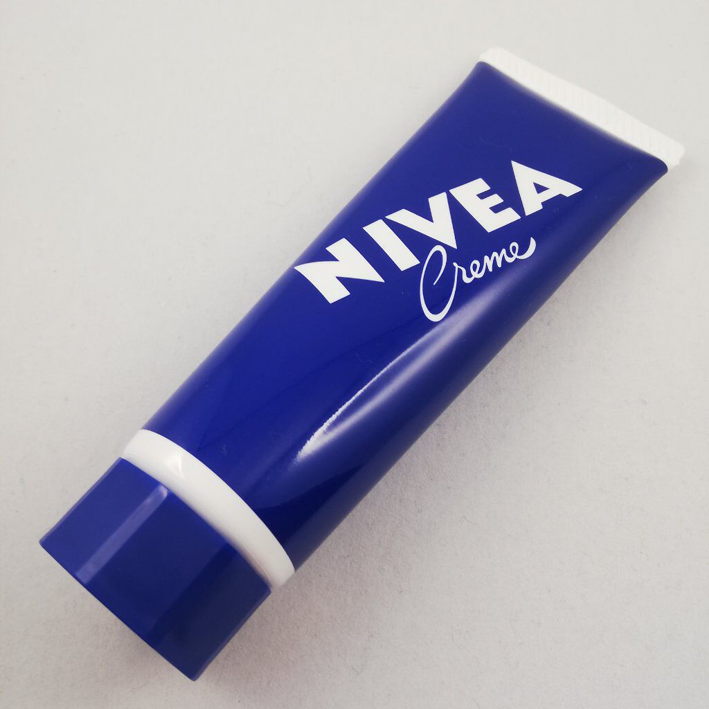 定番にして至高✨

#NIVEA の#スキンケアクリーム

もう定番中の定番！
#ニベア の#ハンドクリーム
久しぶりに買って使ったけど、このちょっと固めのこっくりクリームがしっかりと保湿してくれるんだよね👌

#ネイル とかしてると爪周