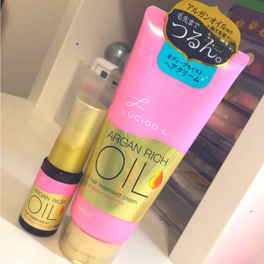 ルシードエルのアルガンヘアーオイルを買ってみました！小さい方は通常サイズのお試しのオイルです！小さいのにミディアムの髪で、2ヶ月以上もっています。大きい方はオイルではなくクリームです。
オイルは、学校に