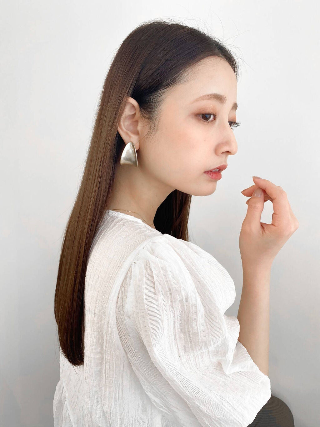 【鼻筋がない人の特徴って?】美人鼻へ近づくマッサージ&メイクを徹底解説のサムネイル