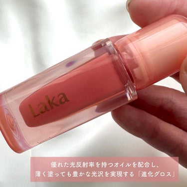 ＼全色集めたい♡むっちりツヤリップ／
⁡
⁡
⁡
【Laka】
Jelling Nude Gloss
303 Peach ring
⁡
⁡
⁡
ゼリーの表面のようにぷるぷるとした光沢唇を作り、ティント並みの色持ちの良さでカラー持続力も高いリップ💋
⁡
⁡
ベタベタしないオイルテクスチャーで
発色もかなりいい◎
⁡
ティッシュオフしてもしっかり色残りして、つけたての発色をキープしてくれます✨
⁡
⁡
保湿力が高く乾燥しないのも嬉しい♡
⁡
⁡
303は黄みよりのピンクで
イエベさんによく合うと思う😊
⁡
⁡
甘い香りが付いているので
香り付きが苦手な方は注意が必要⚠️
⁡
⁡
見た目も可愛いく持っているだけで気分も上がります🫶🏻
⁡
⁡
他のカラーも可愛いかったので
徐々に集めていきたいな🤗❤️
⁡
⁡

#laka #ラカ #韓国コスメ #ジェリーイングヌードグロス #リップグロス #リップ #リップメイク #ピンクリップ #マスクメイク #韓国コスメレビュー #あか抜け宣言  #期待越えアイテム の画像 その1