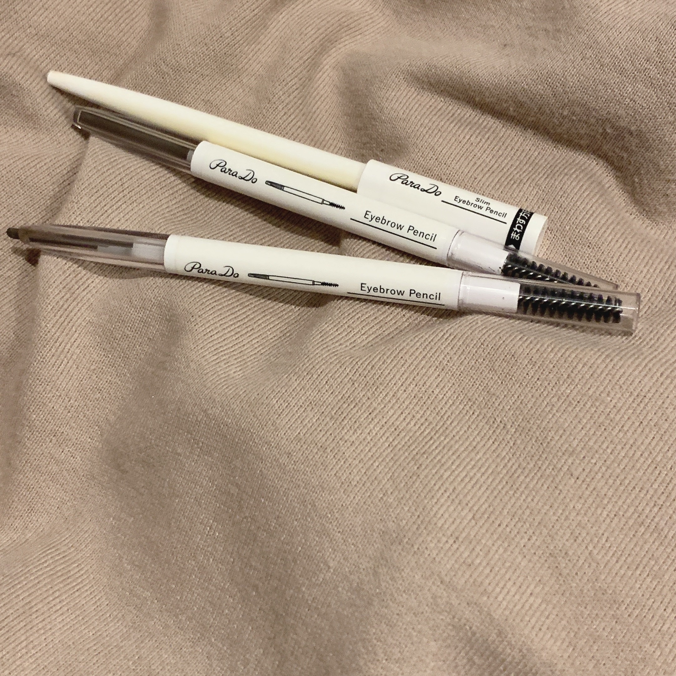 
パラドゥ　
アイブロウペンシル

調べけど多分新しいのしか出でこない💦


今のパッケージはピンクなのかな？🤔


これがないと無理すぎて
何本もストック！


先が楕円型で本当かきやすい！
もちもよくて
私は夏でも１日もつことが多く