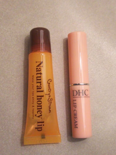 初投稿です！

最近、唇がガサガサなので、LIPSで評価の高かったこちらの２つを購入しました☺

左：カントリー&ストリーム ハニーフルリップ
お風呂あがりに塗って寝ると、朝までしっとり🙌

右：DHC