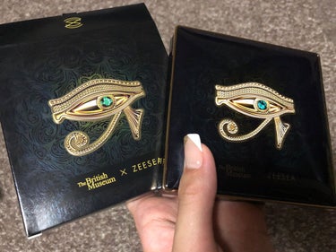 今回はずっとずっと欲しかったZEESEA × 大英博物館 エジプトシリーズ 　アイシャドウパレット ホルスの目をお誕生日に友達に買ってもらったので！！！嬉しさのあまり！投稿します😂❣️


3枚目にスウ