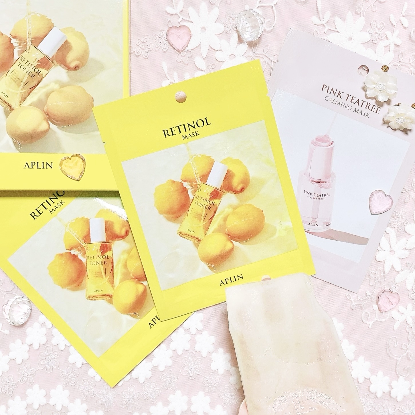 aplin 💝
レチノールマスクパック
*
⑅
ビタミンA、ビタミンC、AHA、PHA、ヒアルロン酸Naなどを配合したマスクパック🍀
*
⑅
柔らかシートにややとろみのある美容液が滴りそうなほどたっぷりと含まれてて、潤うのにさっぱりとし