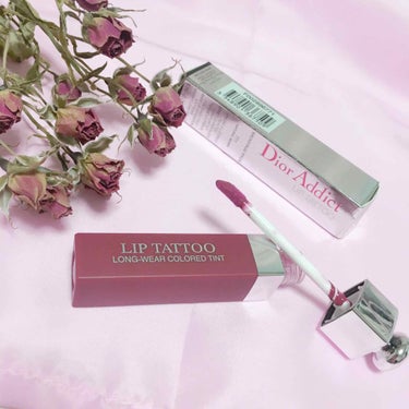 DiorのLIPTATTOO771番です！
ベリーっぽいカラーで長時間お化粧直しができない日にとてもオススメです♡
バニラっぽい香りがします。