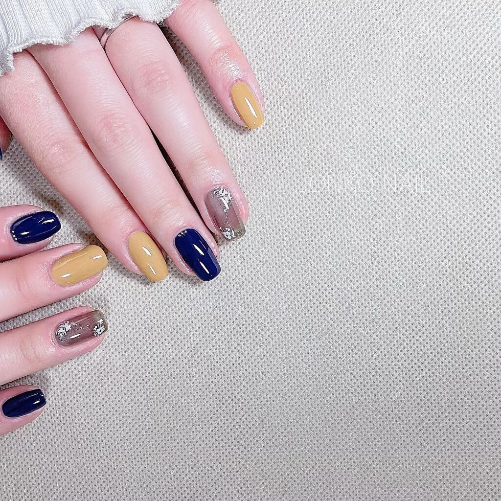 じょんこ┊︎マニキュアでセルフネイル on LIPS 「💙💛🖤やりたかった配色✌🏻️ネイビーとマスタードの組み合わ..」(3枚目)