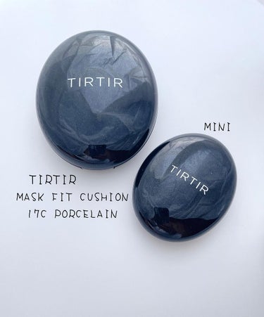 TIRTIR 
『MASK FIT CUSHION 』
17C PORCELAIN 

話題のTIRTIR のクッションファンデーションを使ってみました。
薄づきツヤタイプのブラックにしました。
薄づきと言っても、毛穴カバーできるくらいのカバー力はありました。
ツヤツヤ過ぎない、程よいツヤ感。
肌を滑らかに綺麗にみせてくれます。
時間が経っても変な崩れ方はしませんでした。
17Cは1番明るいカラーを選びましたが、普段から明るめのファンデーションを選ぶ私には合っていました。
今回、ミニクッションファンデーションが付いてきましたが、片手に収まるくらいのサイズ感でかなりコンパクトで、持ち運びに最適なサイズでした。

ツヤタイプ、ツヤツヤタイプ、マットタイプと3種類あるので、ぜひお気に入りを見つけてみてください。

#tirtir #ティルティル #マスクフィットクッション #クッションファンデーション #ファンデーション #ベースメイク #ツヤ肌メイク #ツヤ肌 #ツヤ肌ファンデ #薄づきファンデ #カバー力 #韓国コスメ #韓国メイク #コスメ #コスメレビュー #コスメレポ #購入コスメレポ  #韓国コスメ沼 の画像 その0