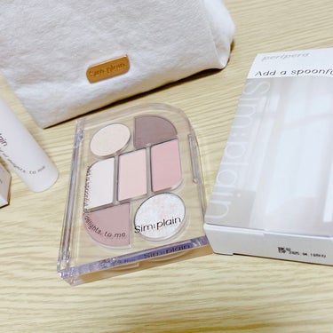 PERIPERA
シンプレイン
ウォーターブラーティント
01　Veiled Coral

シンプルレイン
アイパレット
01 Off Beige

楽天で購入しました

インスタで見てからずっと欲しかったのですが、韓国限定…ところが日本でもネット限定かつ売り切れ次第終了ですが手に入れることができました🥰

普段のペリペラのテイストとは少し違った落ち着いたデザイン


リップは水のように軽くサラッとした付け心地のティント
コーラルとありますがピンクベージュ系のカラーでとてもナチュラルで可愛いです

ティント効果もあるのでティッシュオフしてもしっかり色が残ります
しかもマスクにつきにくい！！


アイシャドウはベージュに少しピンクがまざったとても女性らしい可愛いパレット

モーブ系は似合わないことがわかっていたのでベージュを買うか〜とこちら一択でしたが、意外とピンク味もありめちゃくちゃ可愛い


完全マット5色と繊細なラメ1色、そしてシマー1色
右上のブラウンは締め色以外にもアイブロウとしても使えそうです


どちらも今までにない大人なペリペラ って感じがしてとても可愛いので、売り切れる前にリップは他の色も購入しようかと考えてます

#韓国コスメ #peripera,ペリペラ #夏コスメの戦利品  #推しティント  #天然美少女メイク  #衝動買いコスメ の画像 その1