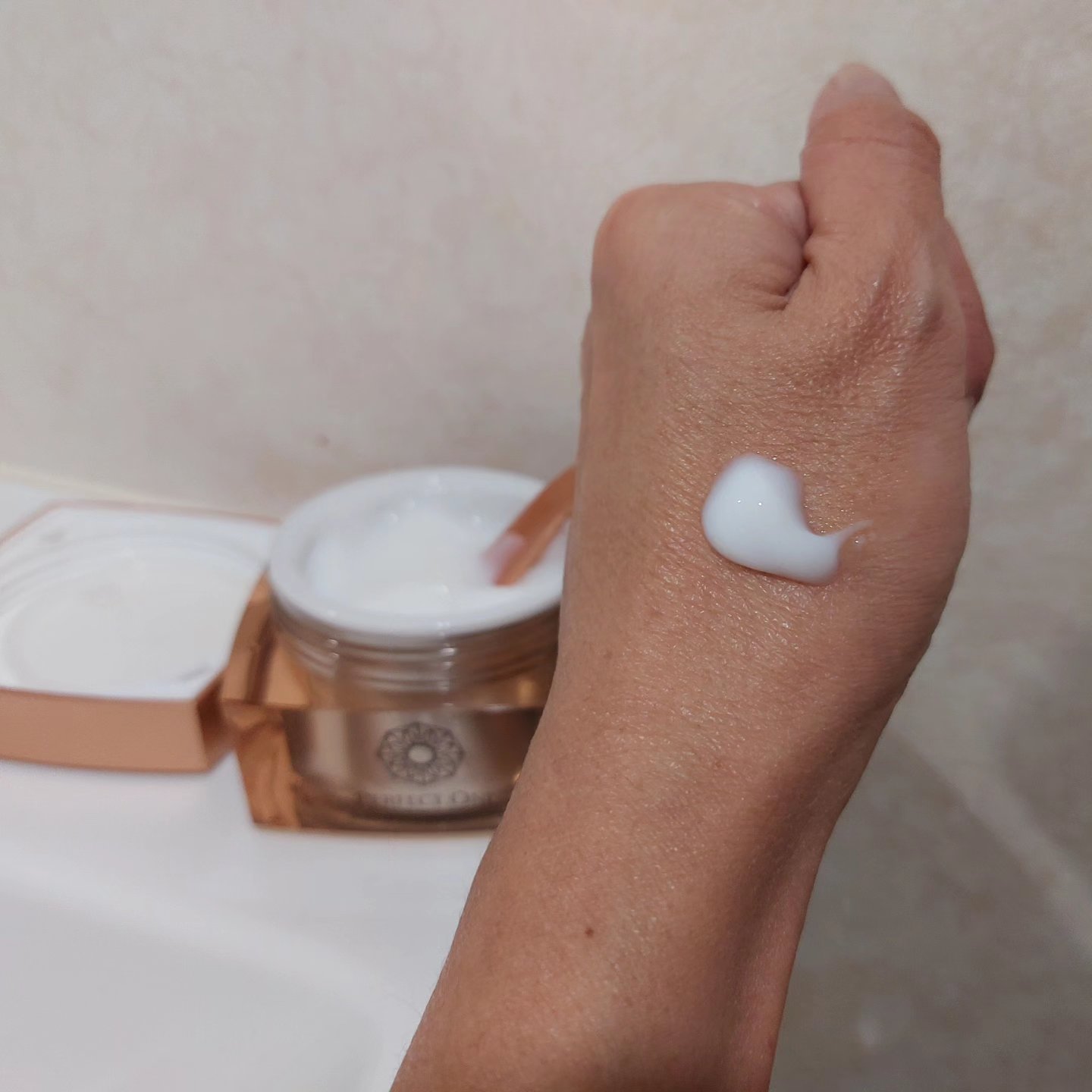 ありすのクチコミ「1品で化粧水、乳液、クリーム、美容液、パック、化粧下地、ネッククリームの7役の薬用オールインワ.....」（3枚目）