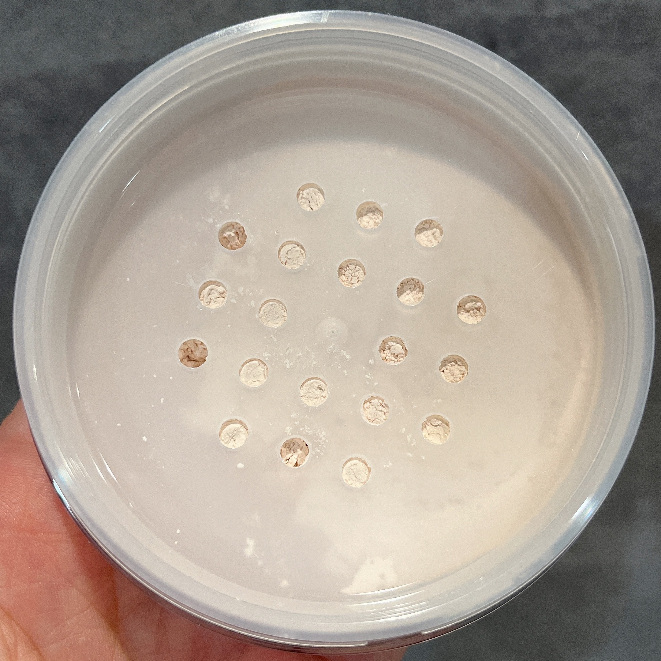 スージー エキスパート マイクロエアリーパウダーＦ/SUSIE N.Y./ルースパウダーを使ったクチコミ（2枚目）