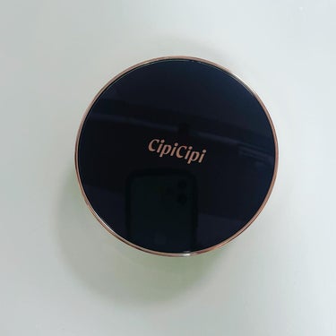 CipiCipi(シピシピ)　フィットスキンクッション♡

SPF50+・PA+++
全3色
強力密着クッションファンデーション。セミマットな仕上がり。少量で赤み・くすみ・ニキビ跡などの肌悩みをカバー。シルキーパウダー＊配合で、みずみずしく軽やかにお肌に密着します。
＊シリカ

…………………………………………*･°＊

美容系YouTuberふくれながプロデュースするコスメブランド「CipiCipi＜シピシピ＞」は、初のベースメイクアイテム💕

ブラックとゴールドのオシャレなパッケージ✨
パフが程よい柔らかさでとっても使いやすい👍

クッションファンデーションは明るめのカラーが多いので迷わず、03をチョイス。

白浮きなく、肌に馴染むカラーで大正解👌

カバー力もあり、肌がキレイに見える🥰

UVカット力がしっかりあるのが嬉しい✨
これからの季節大活躍🤗💕💕💕

＃CipiCipi　＃ベースメイク　＃フィットスキンクッション　＃ふくれな　＃シピシピ　＃クッションファンデの画像 その1