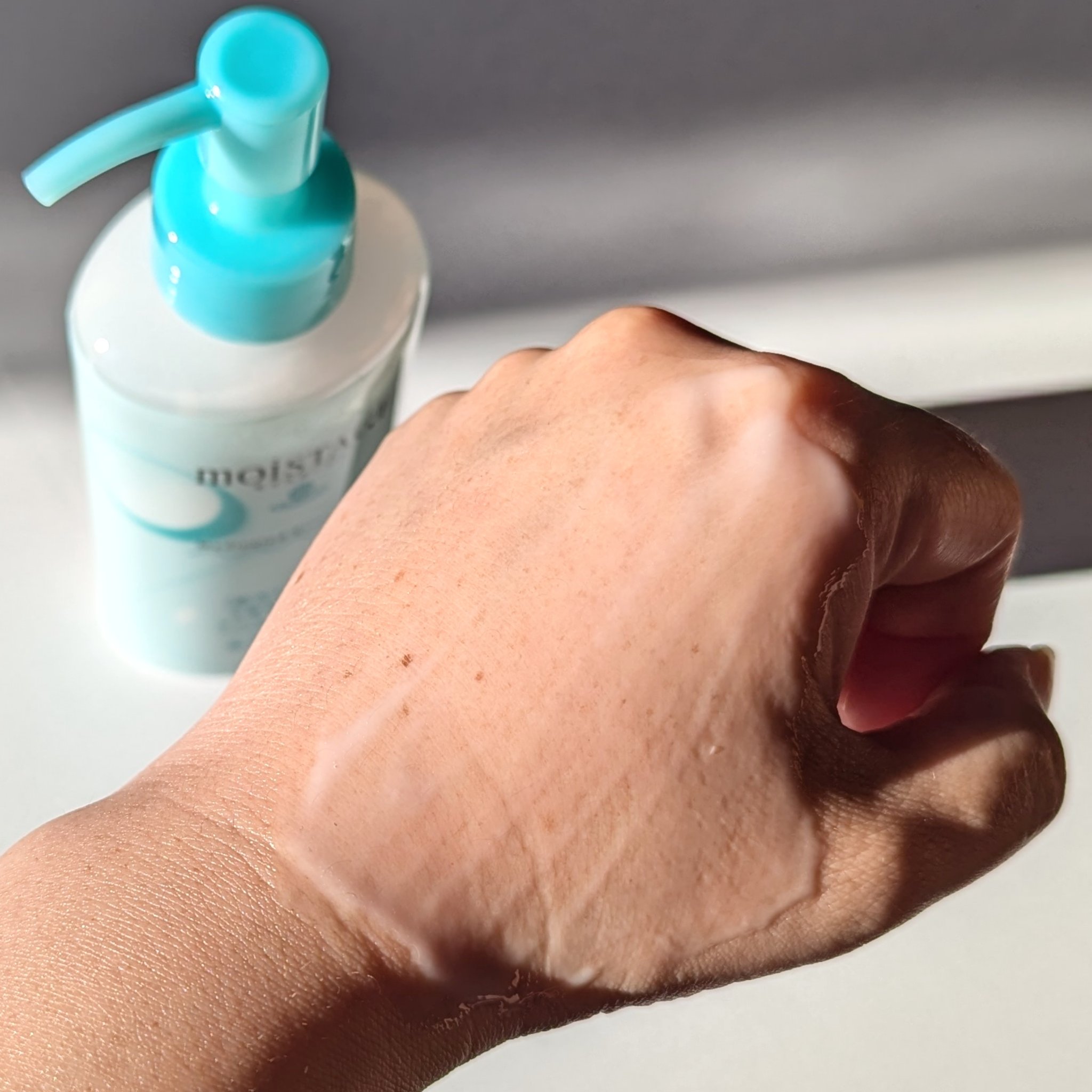 モイスタージュ モイスタージュ　薬用エッセンスゲル（しっとり）  ［医薬部外品］のクチコミ「１本で化粧水・乳液・美容液を兼ねた
３in１薬用エッセンスゲル。

乾燥・肌あれを防いでふっく.....」（3枚目）