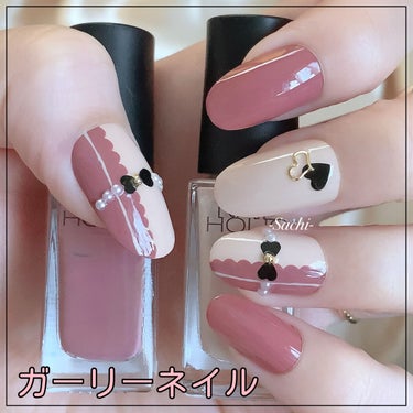 ネイルホリックで簡単に出来る♡バレンタインにぴったりなガーリーネイル💅

やり方は画像を参考にしていただければと思います♡
ドットペンがない場合は爪楊枝でも代用可能です🙆‍♀️
ラインを描く時の細筆は、ダイソーのライナー筆を使用しました🖌
ブラックのハート型ホロはSHEIN、スタッズはキャンドゥ、パールはネイルタウン購入品です。

人差し指と小指はRO602番を2度塗り、中指はBE300番を2度塗りして根元にパーツをつけました❤︎
中指に使用したハートのフレームパーツはSHEIN購入品です。

少しでも参考になれば嬉しいです♥️

#セルフネイル
#バレンタインネイル
#ハートネイル
#冬ネイル
#簡単ネイル
#プチプラネイル
#バレンタインメイク の画像 その0