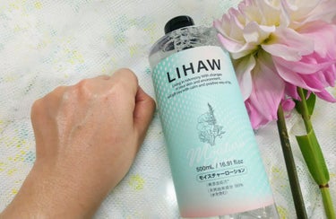 
「大容量でしっとり潤います、国産CIKAケアの化粧水です」

LIHAW、モイスチャーローションです。


こちらの化粧水の特徴は 肌荒れを防ぐハーブ由来のCICAエキスと、 バリア機能をサポートするセラミドを配合してます。

テクスチャーはサラサラしているのですが、
肌に伸ばしたら浸透されて潤うのがわかります。
肌がベタつかないのも良いですね(*^^*)

オールインワンジェルもですが、レモングラスの爽やかな香りが心地よいです。


また、大容量なので、いくら使っても減らないです。最近は首やデコルテや手の甲にもいっぱいつけて潤い補給してます。

使用感がさっぱりしているので、次のお手入れもしやすいです。
モイスチャーローションで潤いチャージして、リハウのオールインワンジェルで蓋をしています。

大容量で低刺激なのと、価格もお手頃でコスパも良くてお気に入りの化粧水です(^-^)保湿が必要な時はこちらの化粧水を大量使いしたいです！

#LIHAW#化粧水
#CIKA#シカ
#リハウ#大容量#国産CIKAケア#アルコールフリー
#無鉱物油#パラベンフリー#アルコールフリー
#スキンケア#基礎化粧品#ヒアルロン酸
#コスメ#コスメレビュー#スキンケア好きな人と繋がりたい
#コスメ好きな人と繋がりたい
#おうち美容紹介#スキンケアルーティーン 

の画像 その2