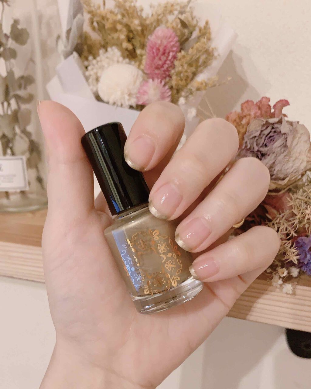 アンティークっぽい雰囲気のマットゴールドネイル💅✨

01 金色(こんじき)