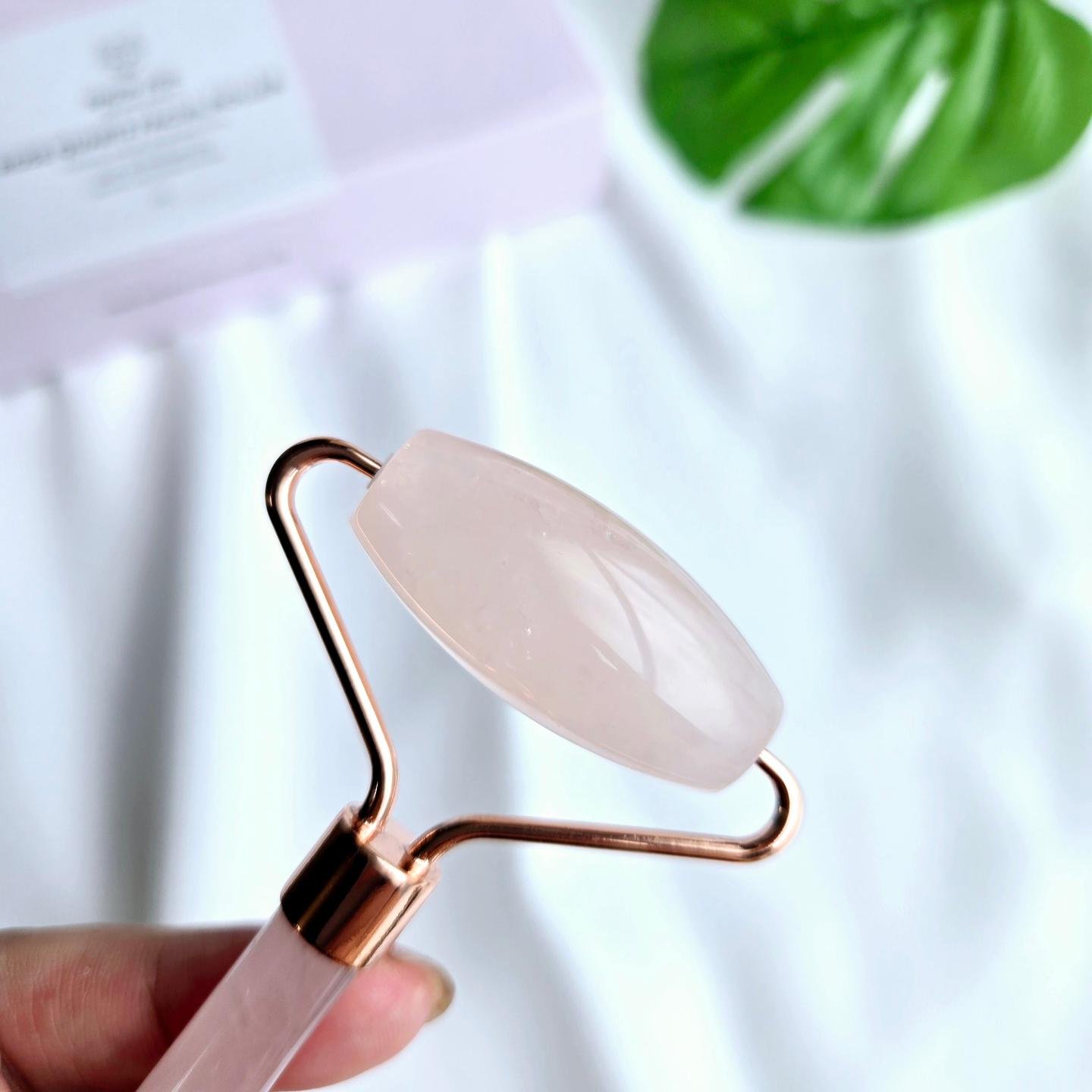 ローズ クォーツ フェイシャル ローラー/SNOW FOX SKINCARE/その他スキンケアグッズを使ったクチコミ（2枚目）