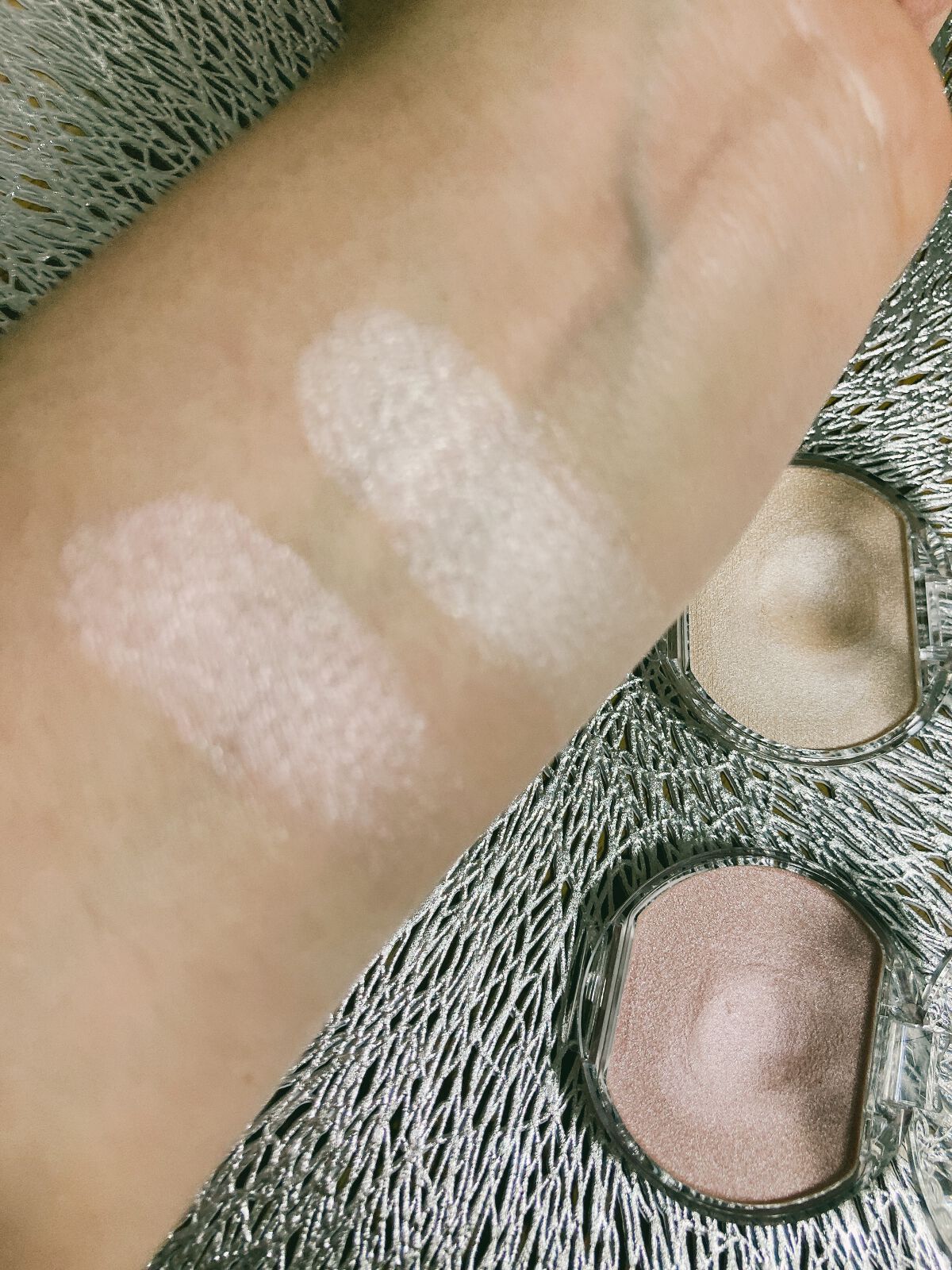 みー on LIPS 「☆CANMAKEうるっとツヤ生レアハイライター01、02私の肌..」(4枚目)