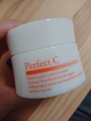 パーフェクトC オールインワンジェル

オールインワンなので、洗顔後これひとつでスキンケアが完了する商品です。が、私は化粧水を塗った後に使用しています。

コラーゲンとヒアルロン酸をたっぷり配合し、うる