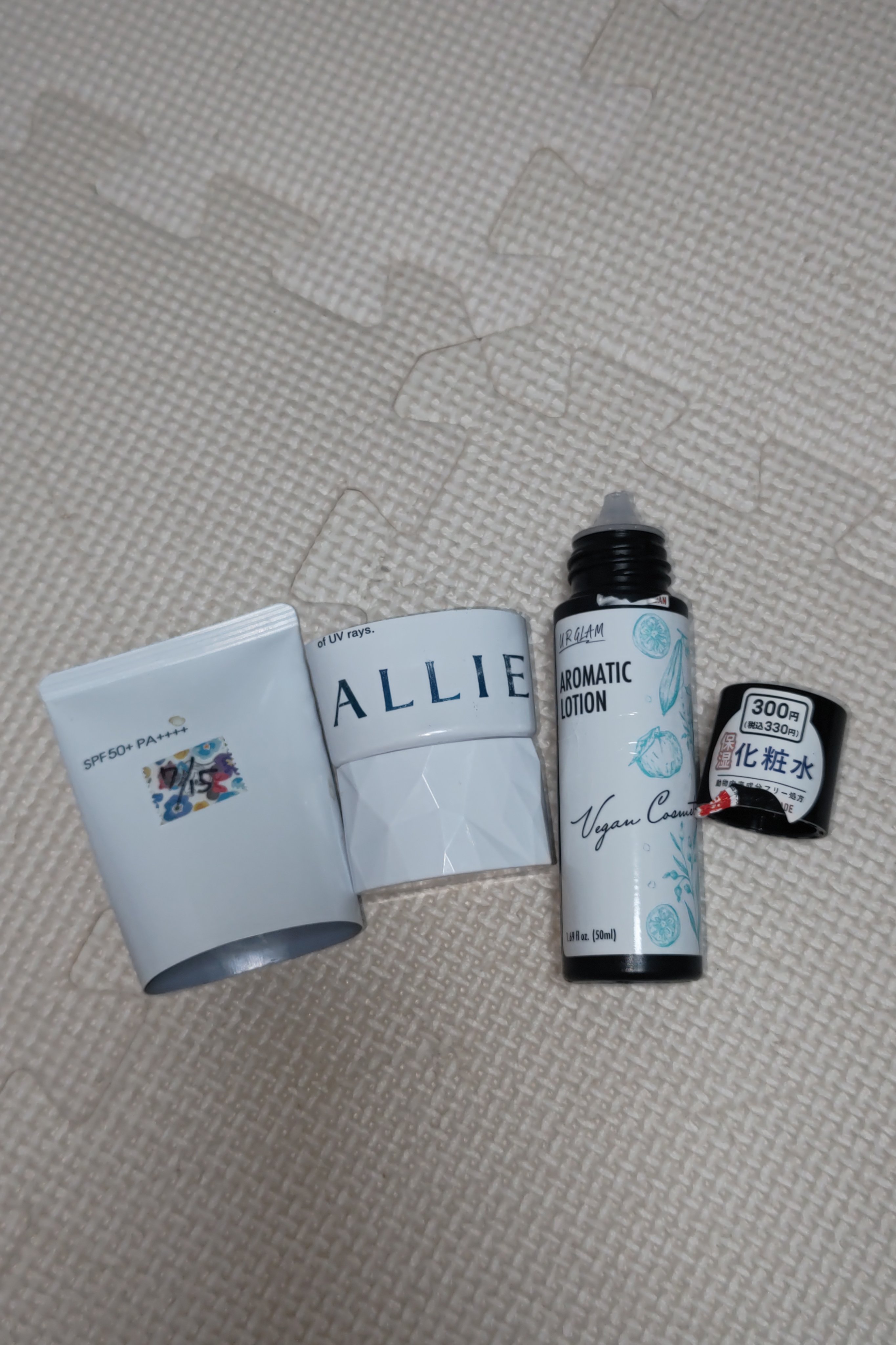 DAISO ヴィーガンコスメティクス　アロマティックローション　しっとりΙのクチコミ「今回も使い切りの投稿です。
左側が、アリィーエクストラUV ジェルN
右側が、DAISOユーア.....」（2枚目）