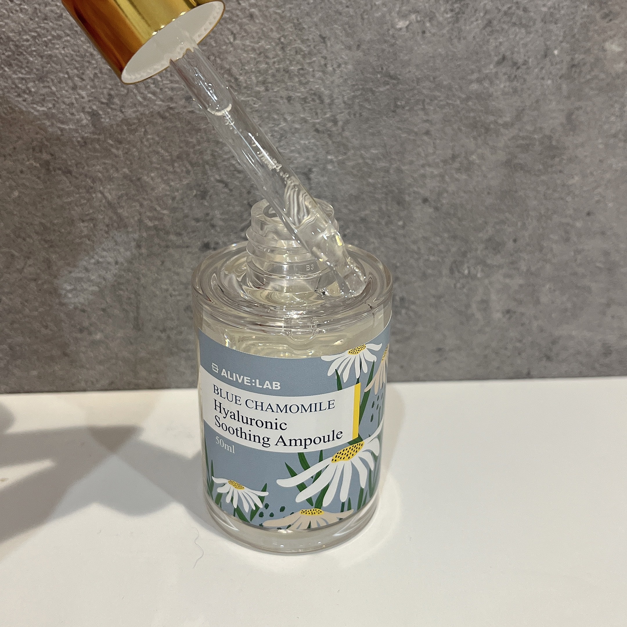ブルーカモミールヒアルロニックスージングアンプル/Alive:Lab/美容液を使ったクチコミ（2枚目）