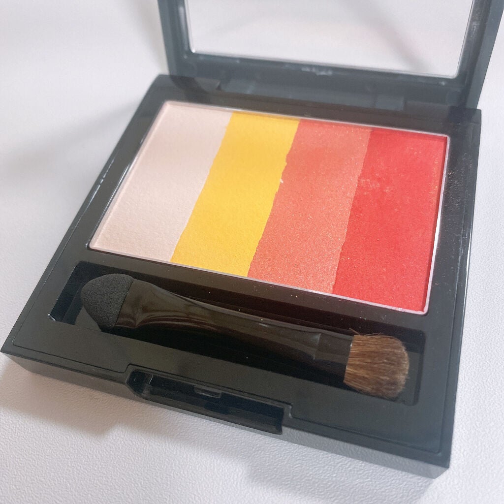 とと__フォロバ・リムバ¹⁰⁰ % on LIPS 「こちらもQoo10福袋に入ってたやつ🙆♀️アイシャドウにもチ..」(4枚目)