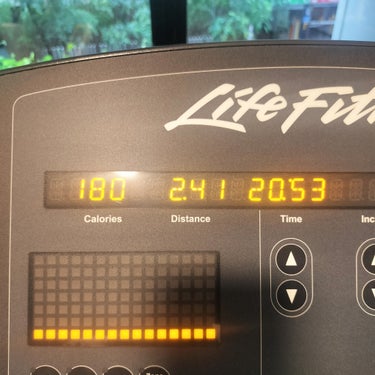 2023/12/25ひさしぶりの#ジム 記録🏃‍♀️🏃‍♀️💨

20分走ってきました！忙しさと疲れを理由に走ってなかったのですが、久しぶりに走ると気持ちいいです😆