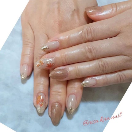 r.kira.nail on LIPS 「🤍🤍🤍季節を楽しむデザインもいいですよね~😌✨紅葉ネイルを上品..」(1枚目)