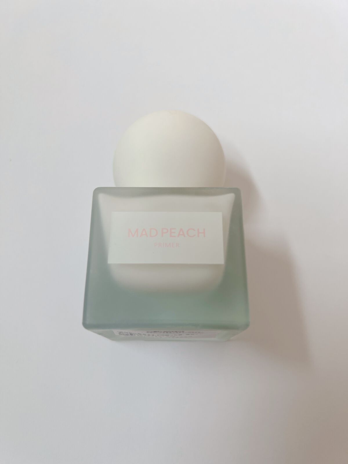 MAD PEACH グローフィルタープライマーのクチコミ「ナチュラルなカバー力でうるおいのある肌に。
水分ボンディングエッセンス91%配合で、
プライマ.....」（1枚目）