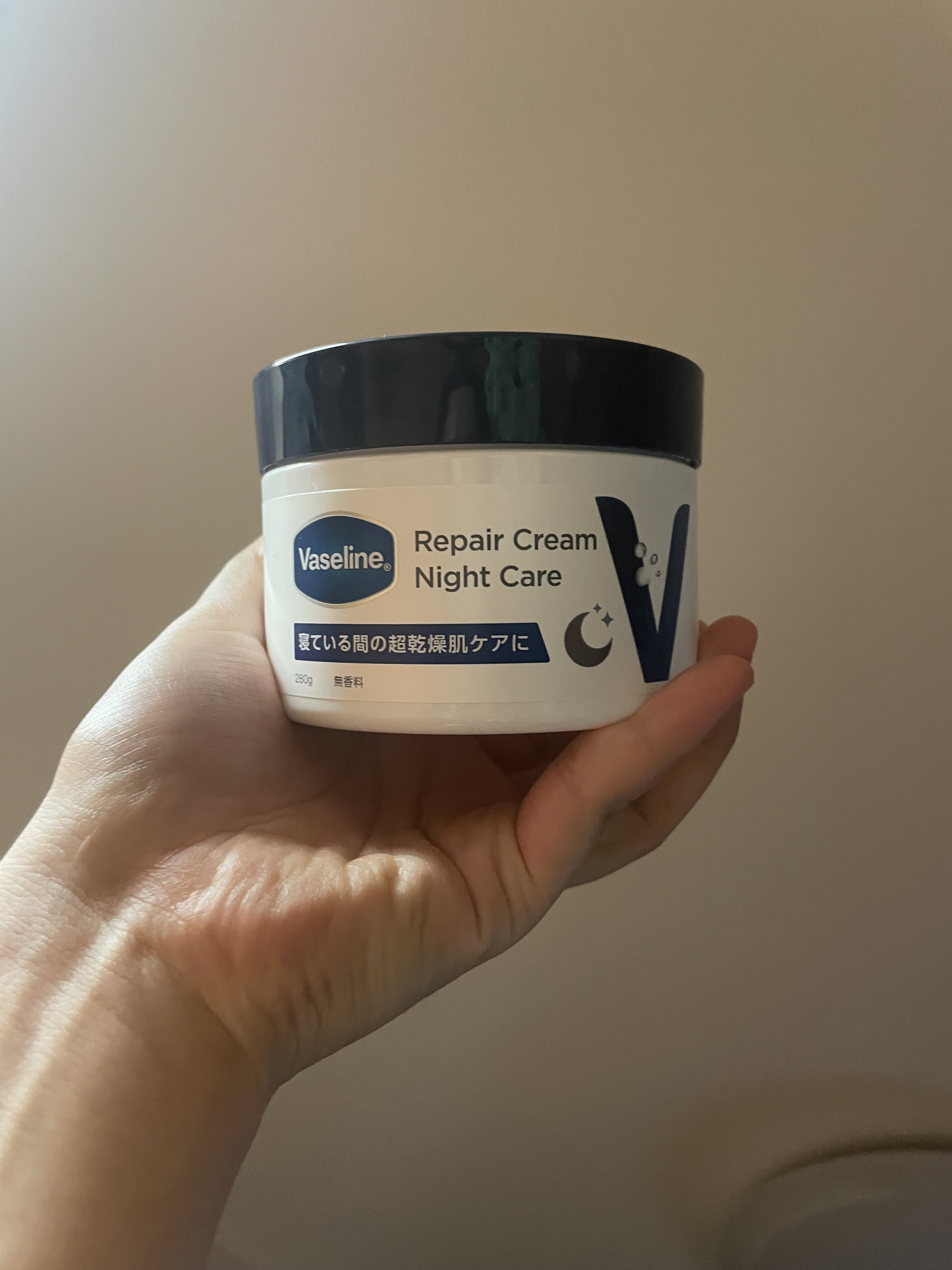 【使った商品】ヴァセリン　リペアクリーム ナイトケア
【商品の特徴】
気軽に使えるボディ用レチノールクリーム。
レチノールとヒアルロン酸配合
【肌質】乾燥性敏感肌
【テクスチャ】ヨーグルトのように軽い
【どんな人におすすめ？】ベ