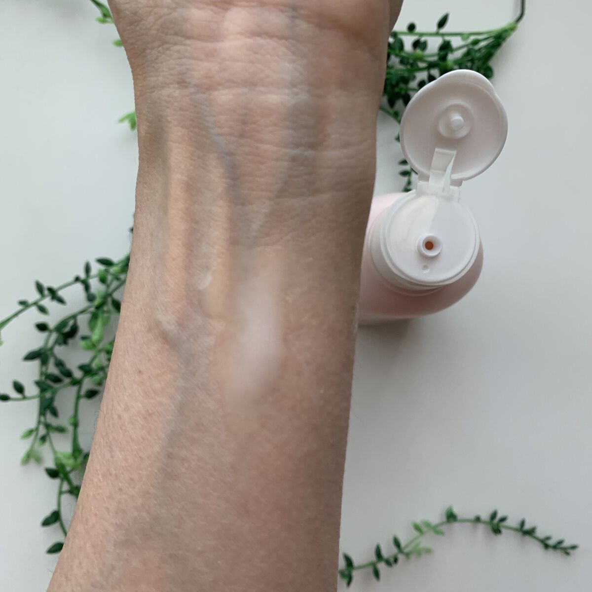 デオドラントボディミルク フローラルブーケ/エージーデオ24/ボディミルクを使ったクチコミ（3枚目）