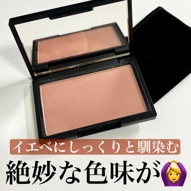 Lipsで購入したhemeのピュア チーク カラー。
これ思った以上にいい色味で正解だったー♡♡

30後半から、イマイチいい具合に自然なチークカラーが見つけられず、色々と試してみてたんだけど、これはヌードベージュという名の通り、いい感じのヌード感。
変にベタっと色がつくわけでもなく、ふわっと自然に頬を色付けてくれる😊

そしてパウダーも細かいから、優しい感じに付いてくれる😌パール感も嫌味がなくて🙆‍♀️

これはなかなか良かったぞ♡と思って嬉しかったんだけど…ひとつだけ問題が🤨

このチーク、異常にケースが開きにくいのよね💦
もうちょっとパカッと簡単に開いてくれると楽なんだけど、毎回爪を引っ掛けてグッとやらないと開かない。
毎回ちょっと爪が心配🥺

ということで、ケースが開きにくいということ以外は、いい色味でなかなか良いアイテムだなーと思いました♡
（量もたっぷりだから、コスパもいいし🥰）

#heme #チーク  #バレンタインメイク  #自分ウケメイク  #正直レポ の画像 その1