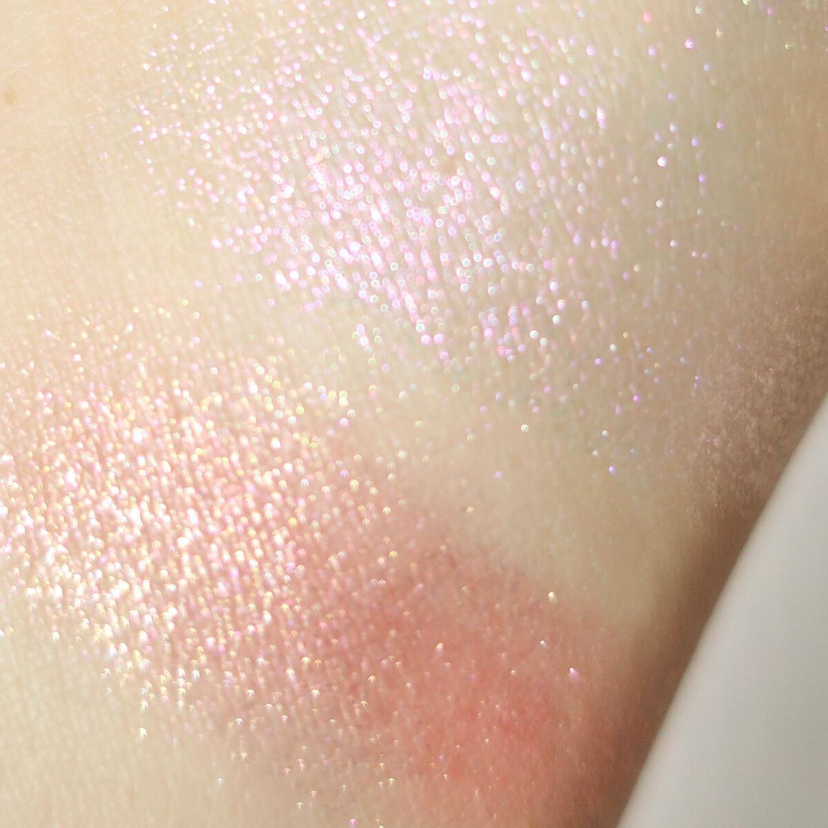 tama on LIPS 「キラキラ好き必見🥺偏光ラメが可愛いグリッターパレット💗/╌╌╌..」(7枚目)