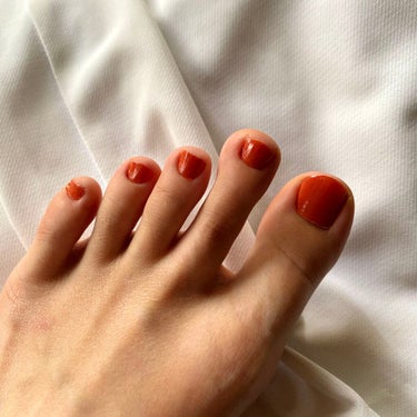 💅CHFURE ネイルエナメル
　　カラー　オレンジ🍊

私仕事柄、手のネイルは長期休みしかできないので私の足のフットネイルで失礼します〜👣笑

サンダルを履く機会が増えたので定期的に塗り替えてはいるのですが…自分の持っている色に飽きました…（ピンク系が多い）

夏色が欲しい！と思って今日購入したこの色！
夏ぽくてとっても可愛くないですか〜？🍊❤️
塗った感じの感想としては乾いた後マット感があってムラもあまりなく塗りやすい！乾くのも早かったかな？
値段も350円くらいと高すぎず丁度いい〜！
満足です☺️👌

#ちふれ
#ネイルカラー
#夏ネイルの画像 その1