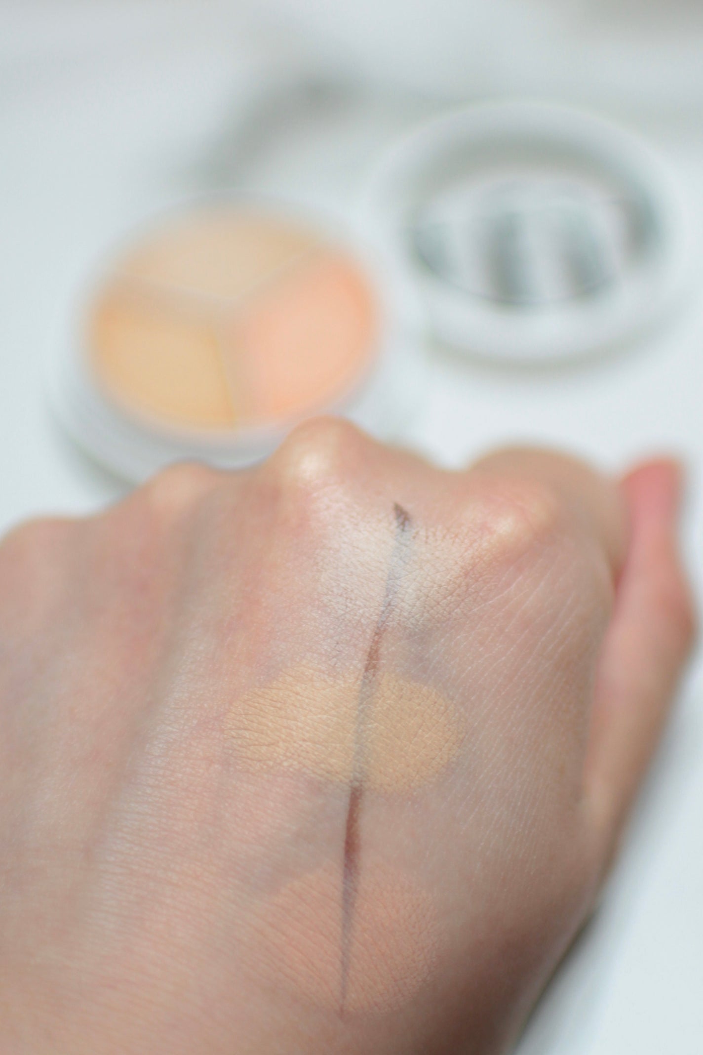 AKANE on LIPS 「肌トーンに合わせてMIX!保持力抜群のハイカバーコンシーラーt..」(3枚目)