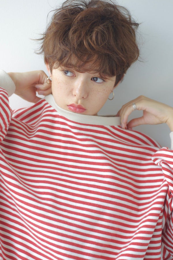 カールが強めのショートヘアの女性