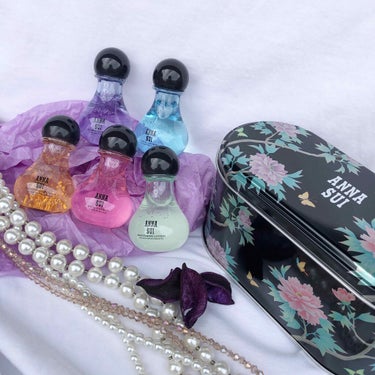 ANNA SUI ミニ ローション キットのクチコミ「
﻿
5種のローションをすべて楽しめる﻿
キュートなBOX付きのキット💗💗💗﻿
﻿
﻿
﻿
＜.....」（1枚目）