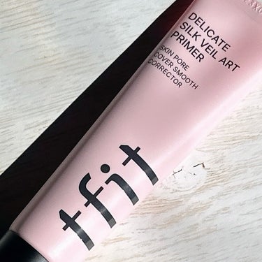 『 TFIT / DELICATE SILK VEIL ART PRIMER 』
⁡
SKIN PORE COVER SMOOTH CORRECTOR
⁡
✔︎パワー毛穴消しゴム
✔︎12時間ロングウェアブースティング
✔︎12時間ウォーター&スウェットプルーフ
✔︎桃のように華やかな肌の表現
⁡
内容量 : 30ml
⁡
◆◆◆◆◆
◇◇◇
⁡
ふわっとしつつもシルキーなテクスチャーで、気になる毛穴や小じわに塗るとスーッと塗れて厚塗り感なく蓋をしてくれるので、毛穴や小じわを綺麗にカバーし、目立つことがなくなります。まさに毛穴が行方不明な感じ。
⁡
密着力も高く、ピタッとくっつきます。ベタつかずしっとりサラっサラなので、暑くなるこれからの季節にも使いやすそうです。塗ったところが、スルスルっと指が滑るほどの軽さで気持ち良いです。
⁡
厚塗り感もなく、上からファンデを塗ってもゴテゴテしないので、一日中使ってても、崩れたりヨレたりしないので、メイクのお直しも簡単です👍
⁡
購入場所
▶️オンライン : Qoo10/楽天/LOFT ONLINE SHOP/PLAZA ONLINE SHOP/@COSME ONLINE SHOP
▶️オフライン：LOFT、PLAZA、ハンズ、＠COSME,ドン·キホーテ、マツモトキヨシ その他バラエティショップを中心に展開
※一部取り扱いのない店舗有り
⁡
オンラインの場合、TFIT商品が海外によく知られているため、他の人が類似品を作って販売していて、実際に見てもロゴの傾きが少し違う程度なので偽物を区別するのが難しいそうです。
＊TFIT公式ストア（Qoo10）
＊TFIT公式代理店(代理店の場合、詳細ページに公式認証バナーがある場合のみ公式代理店です)
上の2ヶ所で購入するのが本当のTFIT製品なので、お気をつけください。
⁡
@tfit.japan
TFIT 様からいただきました。
⁡
#PR #TFIT #ティーフィット #TFITプライマー #下地 #プライマー #密着 #ベースメイク #koreanmakeup #kbeautyの画像 その1