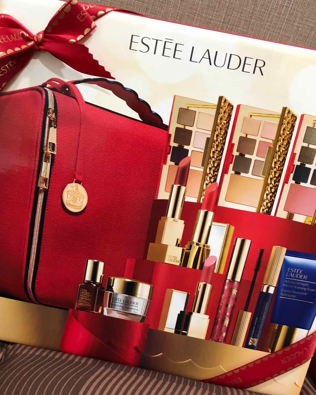 めちゃくちゃ久しぶりの投稿(  ◜ᴗ◝  )
最近忙しくて投稿しようと思えず、、、
でもめちゃくちゃ良くて
久しぶりに筆をとりました✒💕

買ってしまいました。。。
エスティーローダーのクリスマスコフレ❣️

発表があったときからずっと買