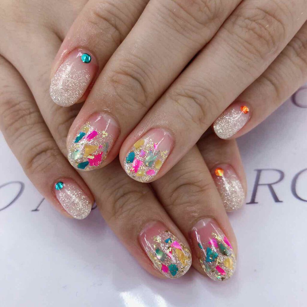 pipi's Nail 忘備録
.
カラフルシェルでPOPでかわいいキャンディネイル🍭🍬
.
シャンパンゴールドのラメをベースに、存在感あるカラフルシェル達をのせてもらいました♥
ハッキリしたピンクにグリーン、イエローのシェルが飴ちゃん