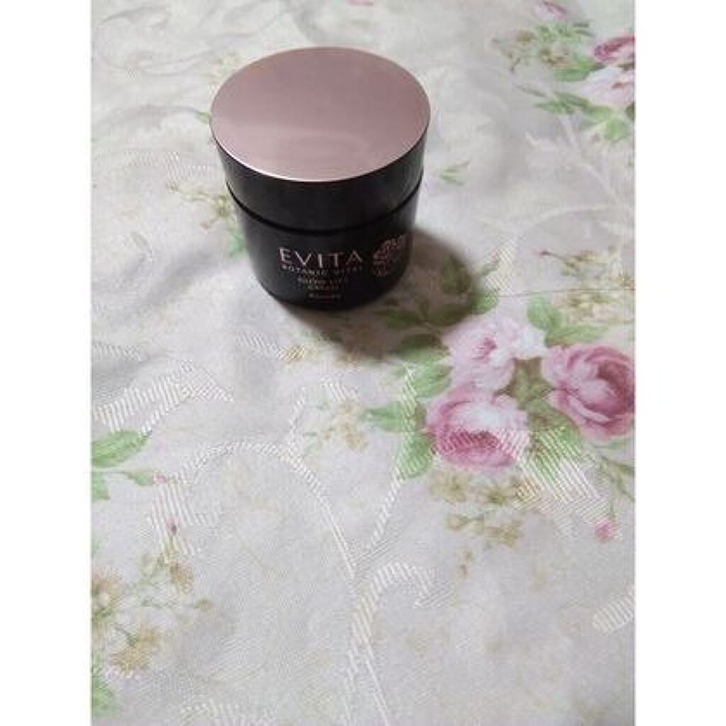 カネボウ化粧品様のボタニバイタル 艶リフト クリームをお試ししました。
白いクリームで手にのせるとしっかりとした 固めな感触なのに軽い感じです
。 伸ばすとスッと馴染みベタつきが少ない気がします。 目
元の周りをリフトアップマッサージする様