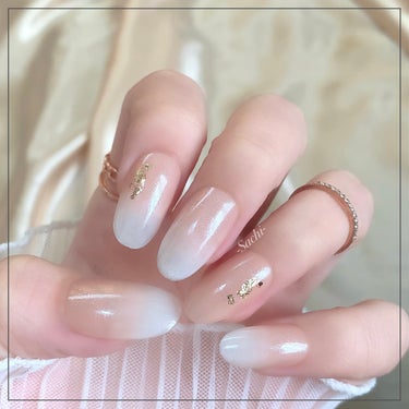 指を長く見せてくれるプチプラシアーベージュ💓
簡単グラデーション💅

やり方は画像を参考にしていただければと思います♡
境目をぼかすときのトップコートの量は少量で🙆‍♀️
ハケに含む液量が多いとぼかしにくいので、しっかり扱いて余分な液を落としてからぼかすようにしてください✨
最後に全体にラメを重ねるので多少のアラがあっても誤魔化せます💕

薬指は411番を2度塗りしてホイルをつけました🫶🏻

少しでも参考になれば嬉しいです♥️

#セルフネイル
#ポリッシュ
#マニキュア
#グラデーションネイル
#春ネイル
#シンプルネイル
#簡単ネイル
#プチプラネイル
#ベイビーブーマー
#ちふれ
#paネイル
#鹿の間ちゃんに届け の画像 その1