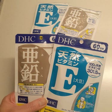 💎最近飲んでるサプリメント💎

栄養素は基本、食事から摂るのが一番ですが、
野菜はよく食べていても、
毎日同じくバランスよく摂るのは難しいので…

その都度自分の体調や食生活を見直して
必要かな？と思ったものを取り入れてます🌟


────────────
🔽現在飲んでるサプリメント

①DHC 亜鉛
髪の毛と、粘膜保護のため。
時期的に花粉で鼻の粘膜と、口は矯正中でマウスピースを入れるため予防的な感じで飲んでます。
鼻は荒れてるので、あまり効いてないかもな💧


②DHC 天然ビタミンE
肌と体調調節のため。
ビタミンEを飲むとPMSが緩やかになる～みたいな
口コミがあったので、試してみてリピートしました。
元々重い訳ではないのですが、まぁまぁ良さそう◎


③UHA味覚糖 高濃度ビタミンD
基本室内にいるので、日照不足がちかなと思いお試し。
#花粉症 の人にもビタミンDは効くみたいな情報も。
溶けやすいラムネのようなサプリメント。
おやつ感覚なので、無理なく続けやすい❤️
飲むだけの錠剤よりコスパは少し上がるけど、
忘れやすい人や飽きっぽい人にはピッタリかな。



────────────

#サプリメント#栄養素#ビタミン#健康#美容
#DHC#亜鉛#天然ビタミンE
#UHA味覚糖#高濃度ビタミンD


の画像 その0