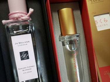 二つのさくら。
左は先日発売となったJoMalone、
右はThePerfumeOilFactoryのもの。
同じさくらをイメージしてるのに、メーカーの個性が出てると思います。
甘めが好きな方は右を。
