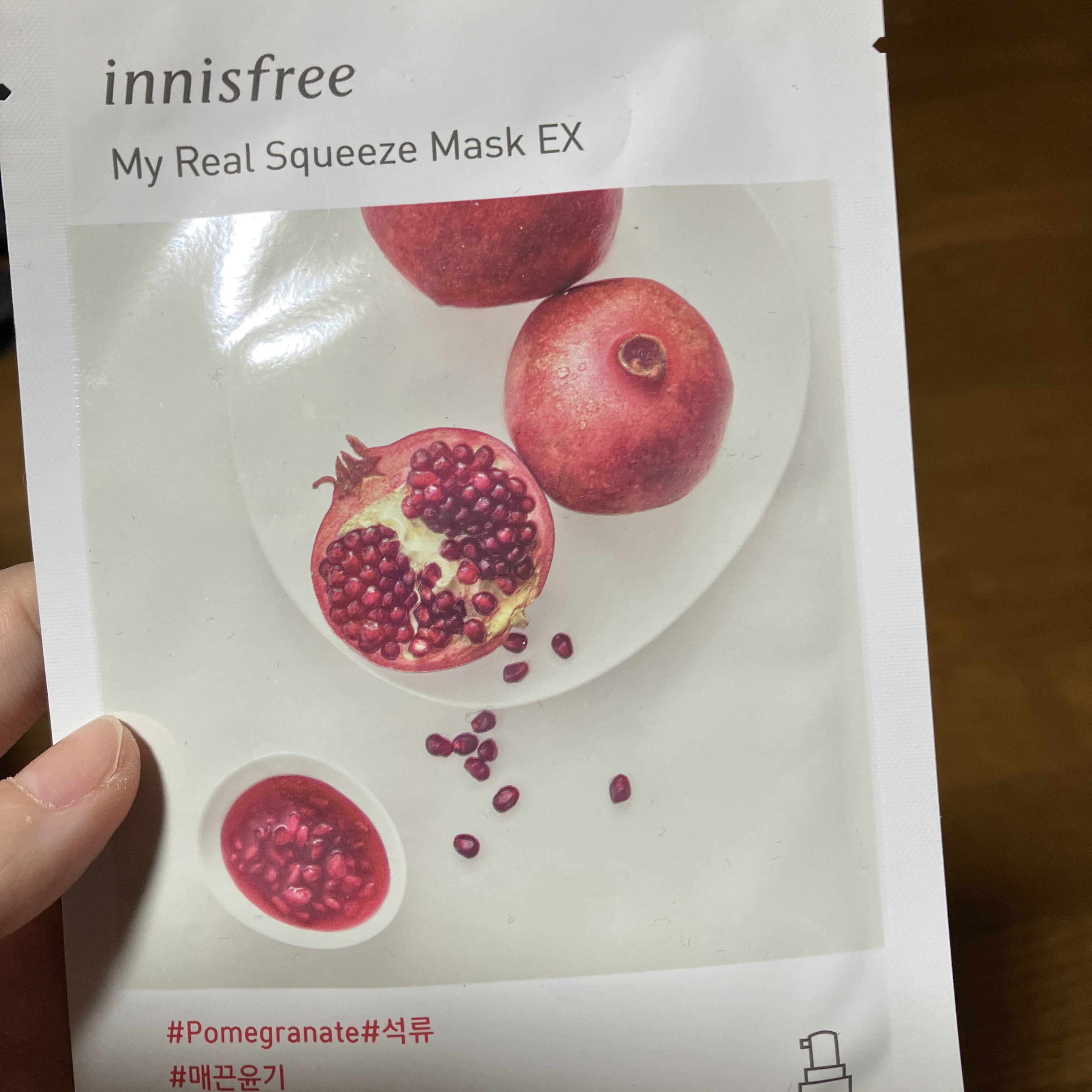 【使った商品】
innisfree
スクイーズ　マスクシート
ザクロ pomegranate

【商品の特徴】
水分補給しツヤ肌期待！

【使用感】
香りはほぼなく
液だれしそうな程水分多めのパック
乾燥肌なので20分使用

【良いところ】