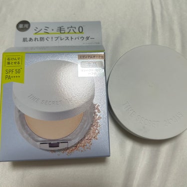 TIME SECRET
ミネラル 薬用プレストパウダーミディアムオークル
購入しました！


結論から言うとすごくいいです！！


パウダーなのにカバー力が高いし
石鹸で落ちるし
SPF50+PA++++あるし
肌荒れしない！

あとマスクでもあまりよれないのも良いところ🙆

つけすぎるとまぁ粉っぽくはなりますが
調整すればオッケー👌


つけるとサラサラになって夏にもぴったり☀️


白浮きみたいになりたくなかったから
ミディアムオークルを買ったんですが
色白の私にはちょっと濃かったかも？？
と思いました
テスターで試したほうがいいと思います！😅



#TIMESECRET
#タイムシークレット
#ミネラル薬用プレストパウダーの画像 その0