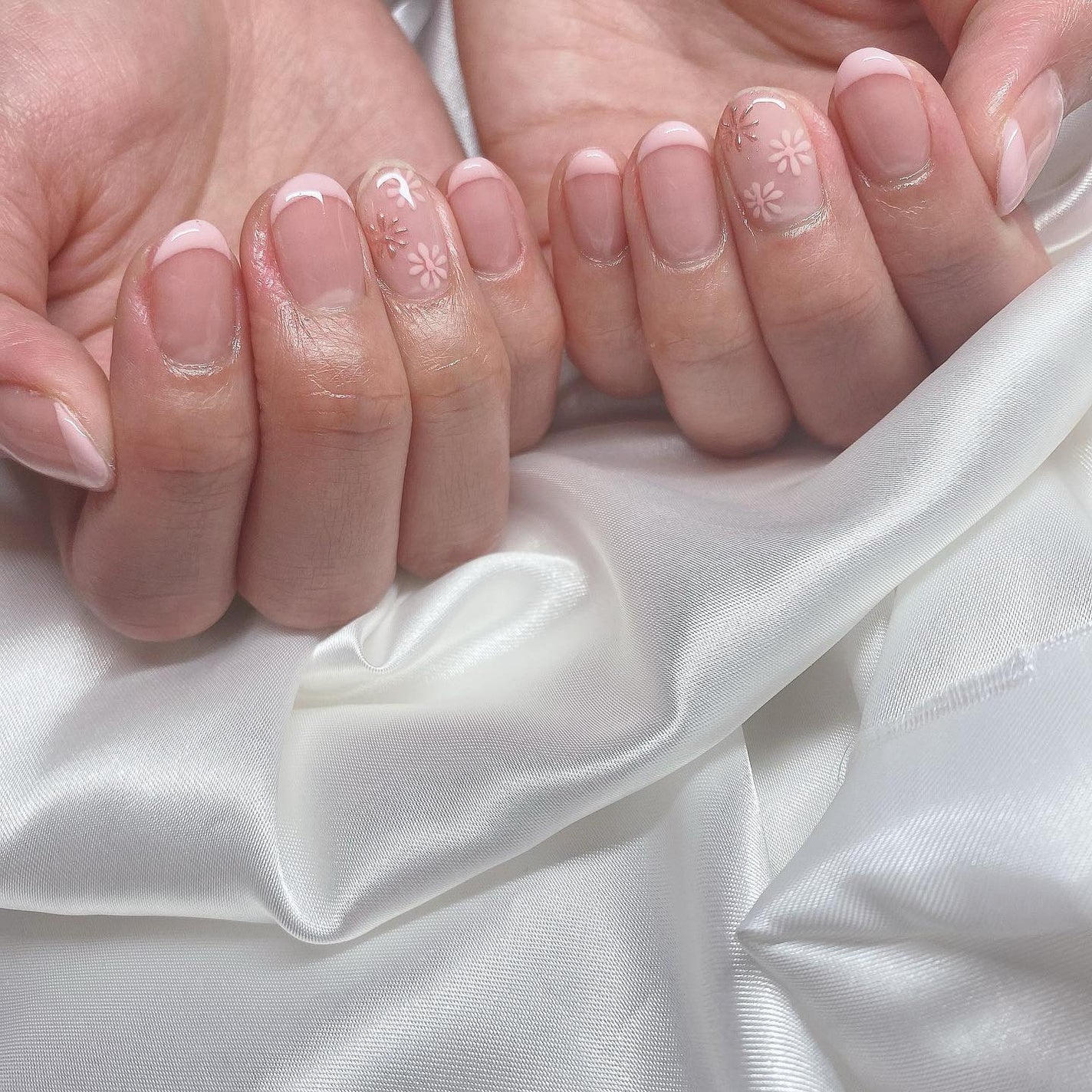 kanna on LIPS 「・・・オールピンクでフレンチ×お花🌸ミラーもピンクゴールド💓T..」(1枚目)