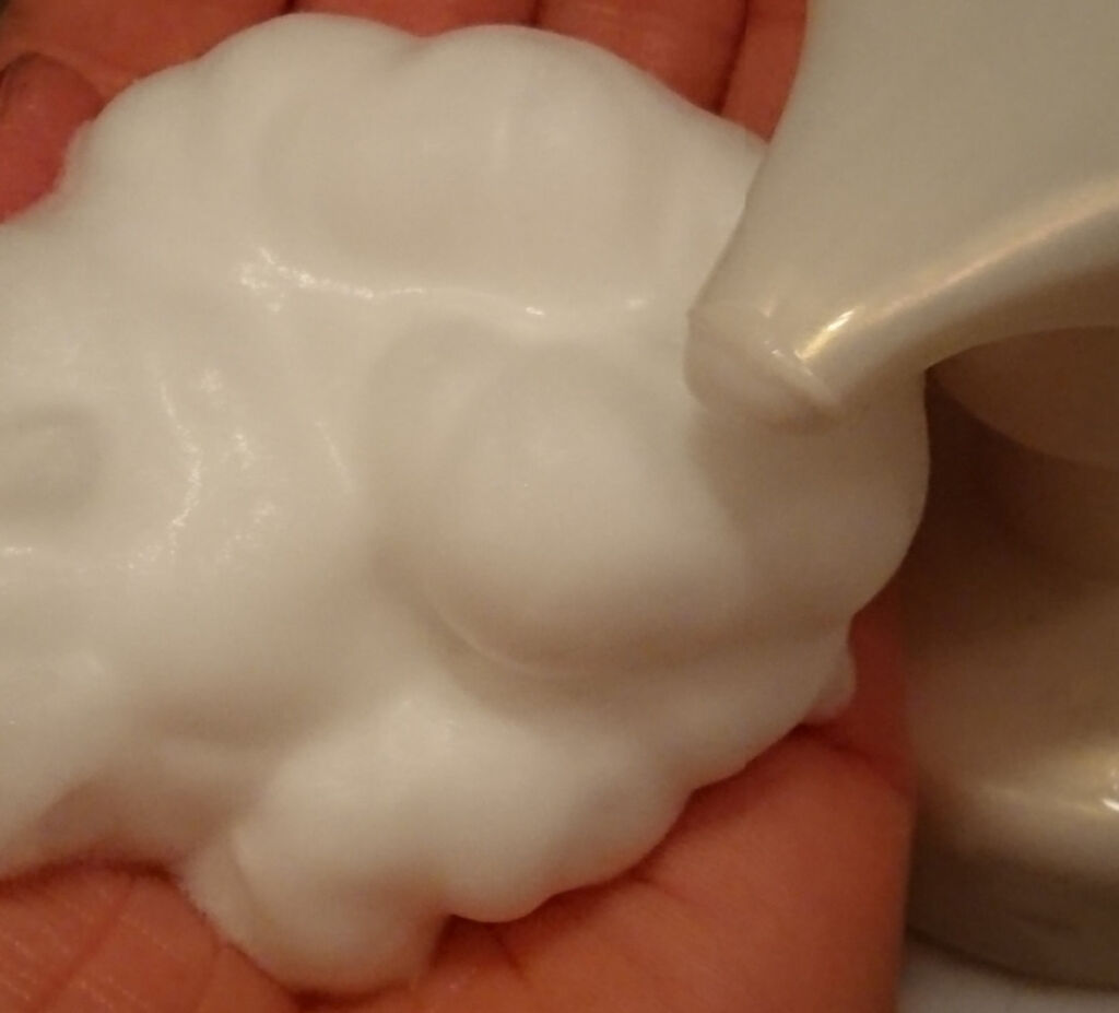 hadakaraボディソープ 泡で出てくるオイルインタイプ ローズガーデンの香り/hadakara/ボディソープを使ったクチコミ（3枚目）